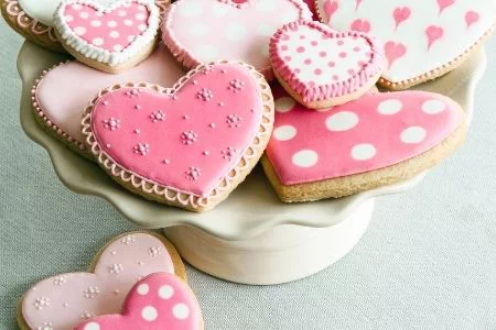 Teacher Appreciation puns from Membership Toolkit. Image of a plate of heart shaped cookies.